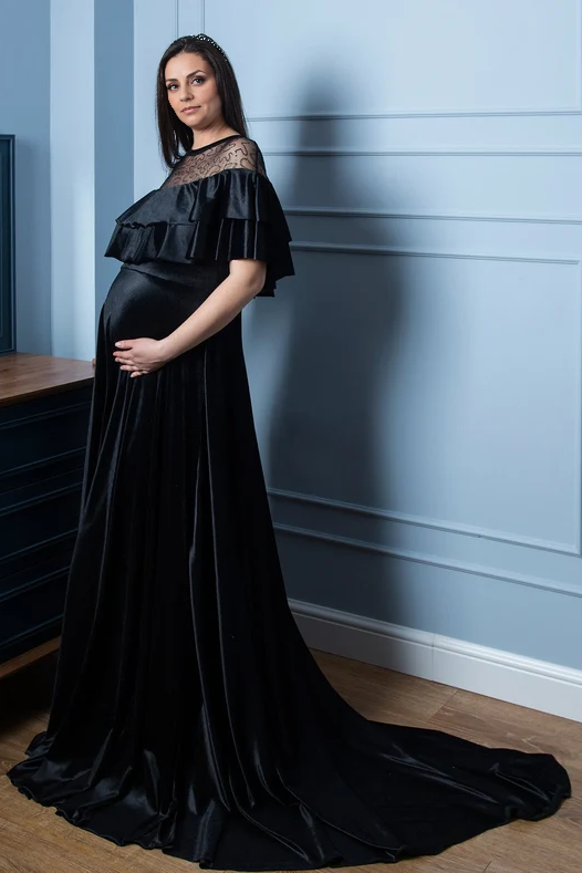 Vestido de noche único para madre de la novia, de encaje negro y terciopelo, corte en A, con cola dulce y volantes en los hombros al descubierto, para fiesta de graduación.